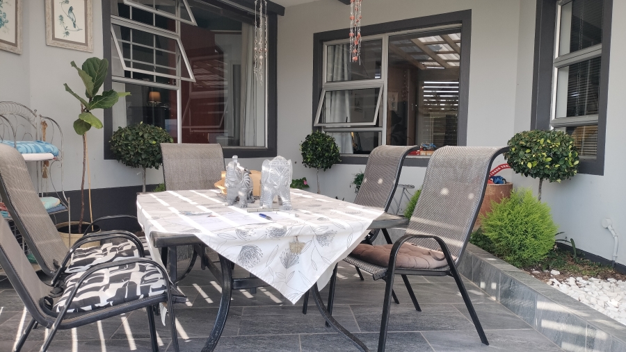 5 Bedroom Property for Sale in Fraaiuitsig Western Cape
